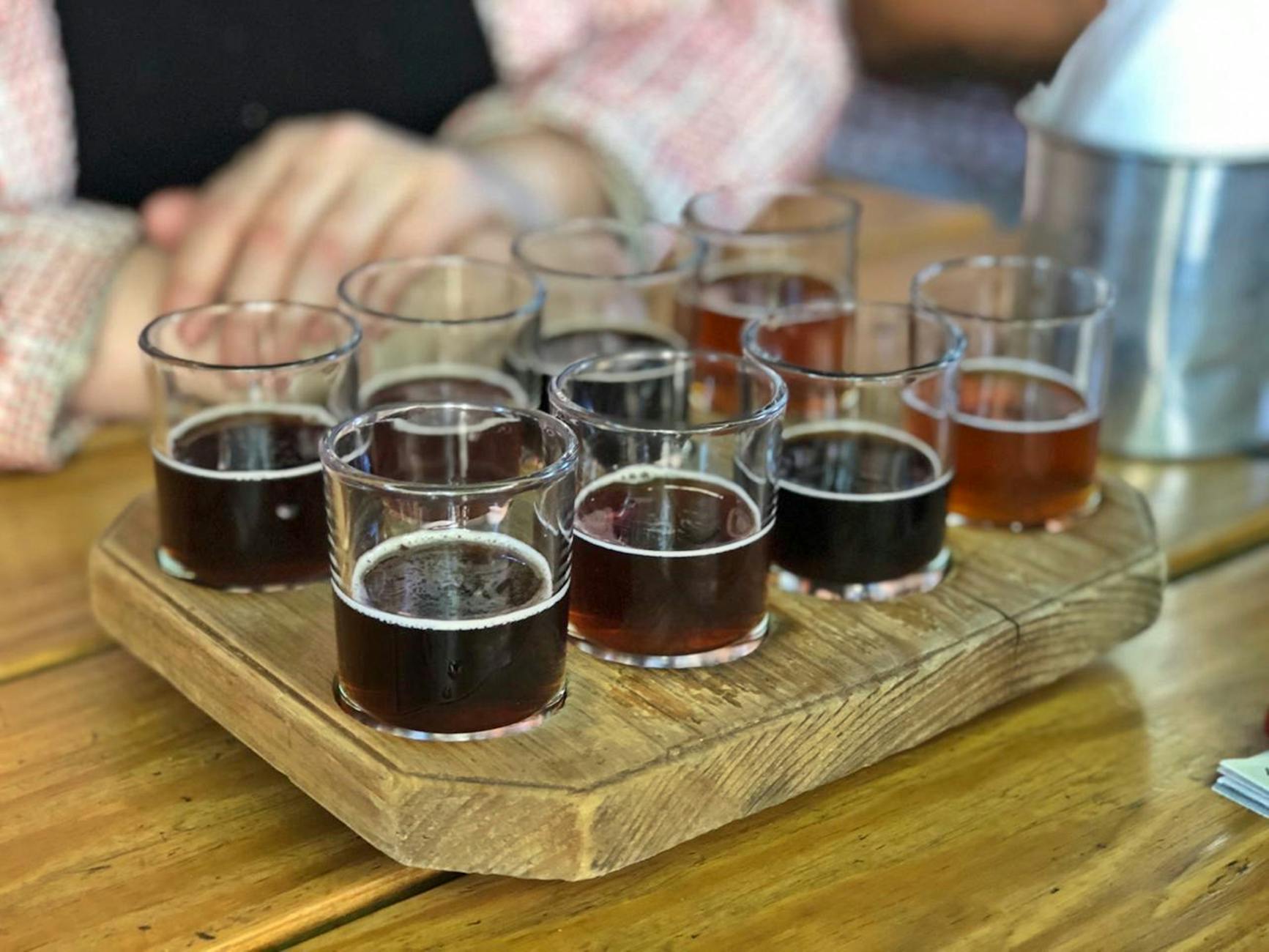 Craft-Beer-Flaschen auf einem Holztisch, bereit für den Direktvertrieb