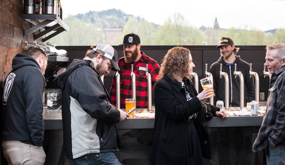 Verkostungsveranstaltung in einem Craft-Beer-Taproom mit Gästen