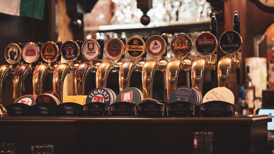 Verschiedene Craft-Beer-Flaschen mit individuell gestaltetem Etikettendesign